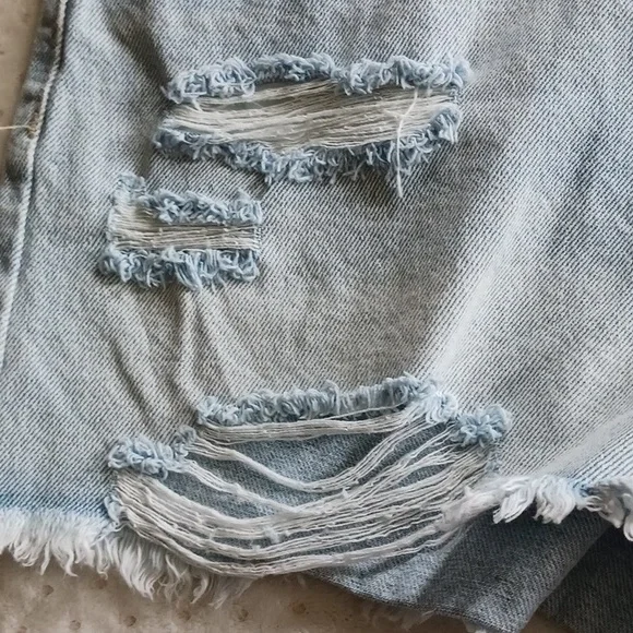Kancan Women's Distressed Light Wash Jean Shorts - size 5/26 - Picture 10 of 16